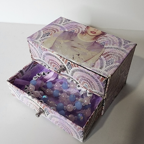 Tayor Swift 1989 Paper Jewelry Box with Friendship Bracelets - Picture 4 of 5